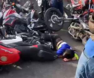 Los conductores quedaron debajo de sus motocicletas con varias heridas. Un joven perdió su pierna, producto del fuerte impacto.