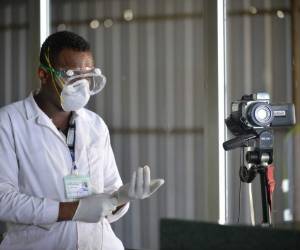 Las autoridades chinas informaron el viernes que 213 personas han muerto a causa del nuevo coronavirus en ese país. Foto AFP