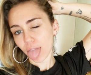 La cantante Miley Cyrus tiene un look extravagante. Foto Instagram