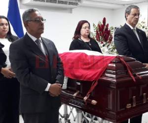 Mauricio Villeda Bermúdez entre los presentes en el homenaje al expresidente de Honduras, Roberto Suazo Córdova. (Fotos: Álex Pérez / EL HERALDO)