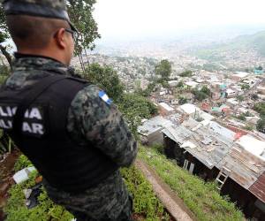 Un agente de la Policía Militar de Orden Público (PMOP) vigila una zona conflictiva de la capital de Honduras.