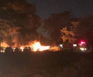 Una flota vehicular, que está al servicio de las labores de la Empresa Energía Honduras, fue incendiada la noche de este jueves en San Pedro Sula, norte de Honduras. Cortesía redes sociales.