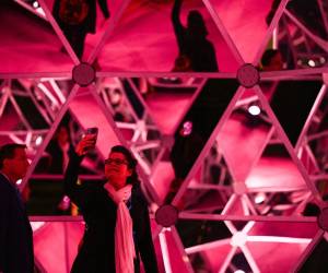 Única en su tipo, la psicodélica feria, que recién abrió sus puertas en Los Ángeles, cuenta además con un domo de espejos firmado por Salvador Dalí.