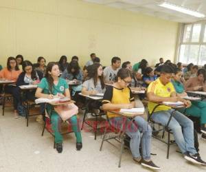 La mayoría de los estudiantes afectados por la falta de cupos en la UNAH son estudiantes de reingreso que buscan matricular al menos una clase general. Foto: Archivo/EL HERALDO