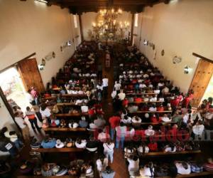 La iglesia del municipio fue abarrotada por familiares, amigos y correligionarios de Francisco Gaitán. Johny Magallanes/EL HERALDO.