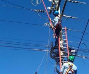 En Olanchito, Yoro se tenían programados cortes de energía de 8 AM a 5 PM, sin embargo las autoridades de la Empresa Energía Honduras cancelaron el mantenimiento. Foto Empresa Energía Honduras/ EL HERALDO Noticias.