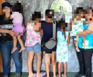 Agentes durante el operativo en Pimienta, Cortés, donde fueron rescatadas cinco menores de edad tras una denuncia.