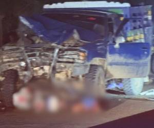 Los cuerpos quedaron frente al vehículo que los impactó.