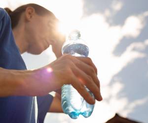 Recomiendan a la población mantenerse hidratada para evitar problemas graves por las olas de calor.