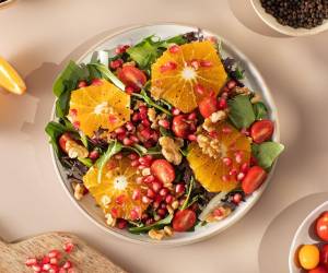 La granada es uno de los ingredientes principales de las ensaladas en esta temporada.
