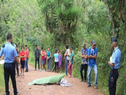 Elementos de la Policía Nacional llegaron a la escena del crimen tras la denuncia de los pobladores.