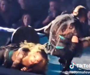 Momento en que Madonna se cae de la silla en el escenario.