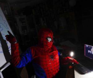 El maestro de arte Jorge Manolo Villarroel, vestido con un traje de Spiderman, imparte una clase en línea desde su casa en medio de la nueva pandemia de coronavirus en La Paz, Bolivia. Foto: AP.