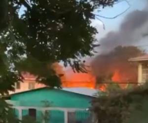 La madre de la menor sacó a su hija del interior de la vivienda.