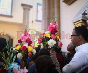 Cientos de peregrinos ingresaron a la Basílica Nuestra Señora de Suyapa con flores. Foto: Sabdy Flores/ EL HERALDO.
