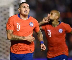 Nicolás Castillo fue el anotador del gol chileno que le dio el triunfo ante México, Atrás aparece Arturo Vidal. (AFP)