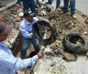 En la inspección las cuadrillas del SANAA encontraron llantas. Foto: Cortesía SANAA/EL HERALDO.
