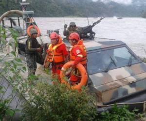 Un helicóptero del ejército y dos lanchas de la marina de Guerra de Perú se sumaron desde el amanecer a las tareas que desarrollan una brigada. Foto: Cortesía Twitter DC
