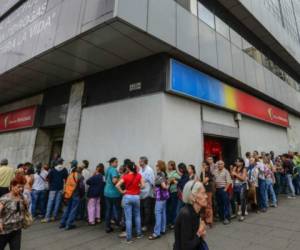 Miles de personas tuvieron que esperar durante horas para canjear los billetes de 100 bolívares, que el gobierno ordenó retirar de circulación (aunque se vio obligado a declarar una prórroga). Fotos AP.