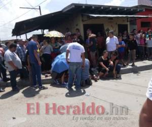 Familiares llegaron a la escena donde quedó el cuerpo del comerciante acribillado a disparos. FOTOS: Estalin Irías/ EL HERALDO