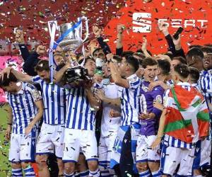 La Real Sociedad suma así su segunda Copa (la Federación Española de Fútbol no le otorga la de 1909, ganada por el Club Ciclista San Sebastián, entidad que dio origen a la Real), mientras el Athletic tendrá que esperar quince días para tener una nueva oportunidad de alzar un trofeo que no ha vuelto a ganar desde 1984. Foto: AFP
