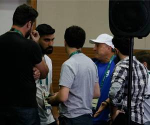 La prensa argentina habla con el entrenador argentino tras una rueda de prensa. Fotos: Juan Salgado.