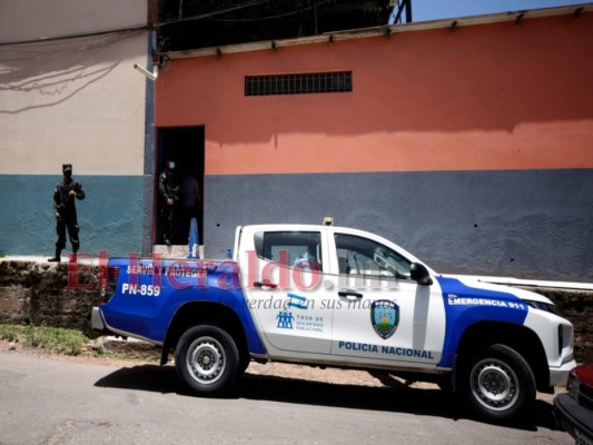 Una patrulla de la Policía Nacional llegó a la casa de habitación tras que se reportara la muerte accidental del obrero. Foto: Emilio Flores/EL HERALDO.