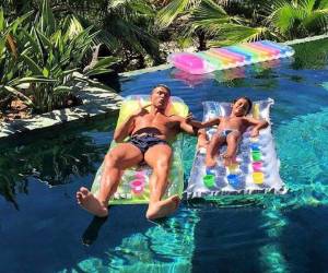 Cristiano Ronaldo disfruta del sol junto a su hijo Cristiano Jr.