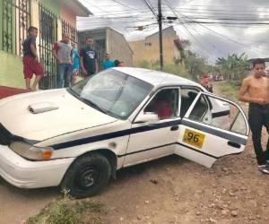 El vehículo quedó sobre una acera y la víctima quedó tirada en el interior del automotor.