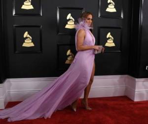 Jennifer López llegó con un vestido color lila que no le quedó nada bien. Foto: AFP