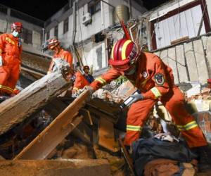Rescatistas buscan sobrevivientes entre los escombros de un hotel que se desplomó en Suzhou, en la provincia de Jiangsu, en el oriente de China. Foto: AP.
