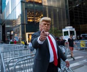 Un hombre usa una máscara del presidente de Estados Unidos, Donald Trump, frente a la Torre Trump el 5 de septiembre de 2020 en la ciudad de Nueva York. Foto: Agencia AFP.
