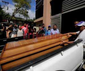 Momento en que retiran de la morgue el cuerpo de la mujer. Foto Estalin Irías / EL HERALDO