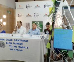 Santiago Vergara junto al presidente de Motagua y los médicos que están tratando su caso (Foto: Juan Salgado/OPSA)