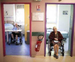 Yves Chretien y Marie Lithard dejan correr las horas en una residencia para ancianos de Ammerschwir, Francia. Foto: Agencia AP.