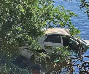 El vehículo quedó a la orilla del mar con la parte de abajo hundida en el agua.