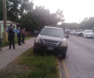 El automotor de la abogada Montero quedó subido a la acera, luego del tiroteo.