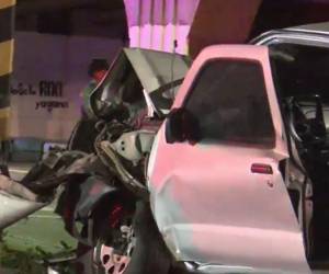 La víctima mortal quedó atrapada entre el amasijo de hierro del automotor.