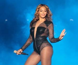 Beyonce: Actualmente los estilistas y firmas más famosos del mundo se peleen por vestirla, pero cuando formaba parte de Destiny's Child, por su voluptuoso cuerpo era muy difícil tallarla.