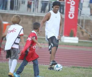 Ronaldinho Gaúcho jugará este domingo en el Estadio Nacional de Tegucigalpa portando las camiseta de Motagua y Real España (Foto: Juan Salgado / Grupo OPSA)