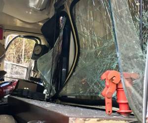 Foto que muestra parte de los daños en uno de los dos trenes turísticos que se estrellaron cerca de la ciudadela inca de Machu Picchu, entre los pueblos de Ollantaytambo y Aguas Calientes cerca de Cusco en Perú. Foto AFP