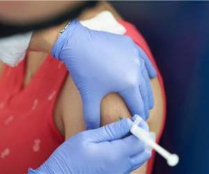 Estados Unidos está almacenando millones de dosis para su población. Foto: AP