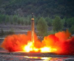 Corea del Norte ha realizado dos tests nucleares y decenas de pruebas de misiles balísticos, en su intento de desarrollar armamento capaz de alcanzar el territorio continental de Estados Unidos. Foto: AFP /KCNA VIA KNS
