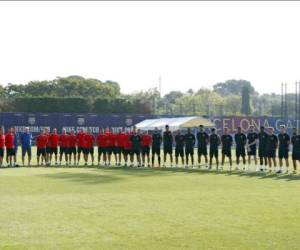 Los jugadores del FC Barcelona junto al cuerpo técnico rindieron homenaje a las víctimas de atentados terroristas. (@FCBarcelona_es)