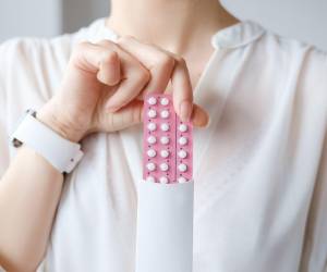 El uso de pastillas anticonceptivas es recurrente como parte del tratamiento, pero debe ser indicado por un profesional.