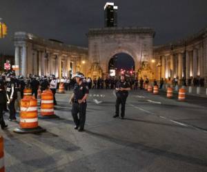 Una marcha se movilizaba desde Brooklyn para entrar a Manhattan pero se encontraron con un retén policial que les impidió el paso. Foto: AP.