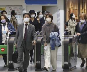 Personas con mascarillas para protegerse de la propagación del nuevo coronavirus ingresan a la estación Yokohama, cerca de Tokio. Foto: Agencia AP.