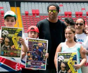 Ronaldinho junto a unos niños en su visita a Costa Rica. (Foto: AFP)