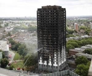 El incendio en la Torre Grenfell se inició antes de la 01H00 (00H00 GMT) del miércoles, y se propagó rápidamente por las 24 plantas y sus 120 apartamentos. Foto: AFP