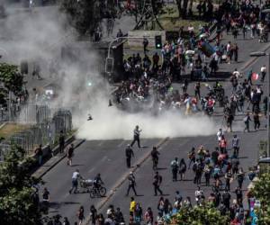 A 13 días del inicio de la crisis, que suma 20 muertos, el comercio y los centros comerciales de Santiago y otras ciudades seguían funcionando a media máquina. Foto AFP
